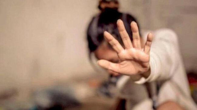 18 yaşlı qızı döyüb yol kənarına atdılar