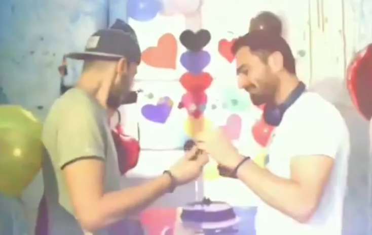 Oğlan oğlana belə evlilik təklif etdi - Bakı olduğu iddia edilir - VİDEO GÖRÜNTÜ