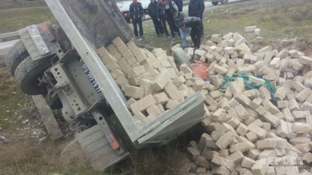 Daş boşaldan “Kamaz” aşdı, yaralı var