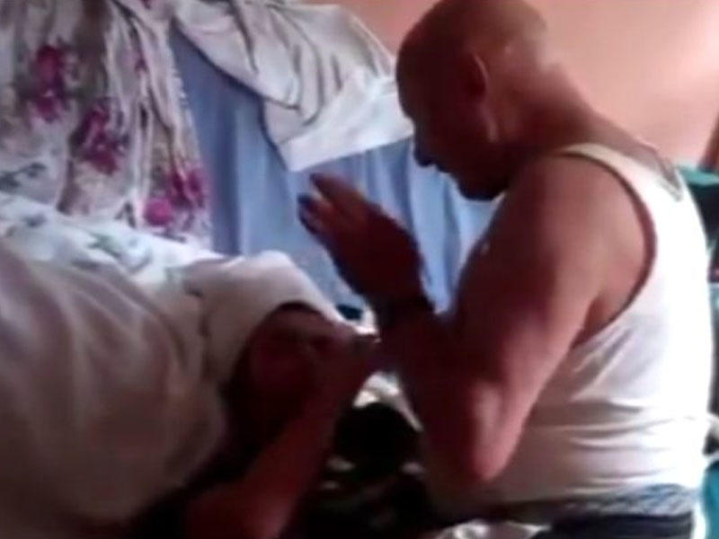 Doğma ata 19 yaşlı qızına GÖRÜN NƏ ETDİ - Bu (18+) VİDEO sürətlə yayıldı - FOTO