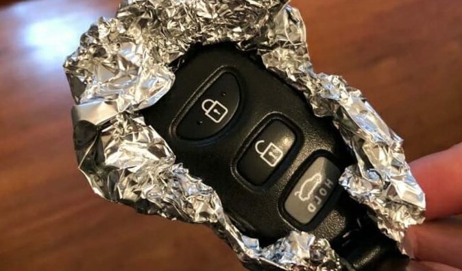 Polislər, avtomobilinizin açarına alüminium folqa bağlamağı tövsiyə edirlər, çünki...Çox sevinəcəksiniz!