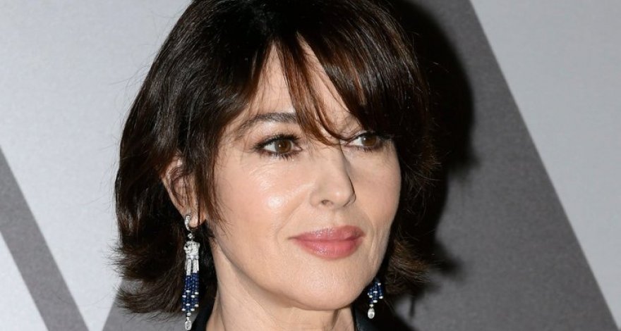 Моника Беллуччи в прозрачным топе с декольте вышла в свет – ФОТО