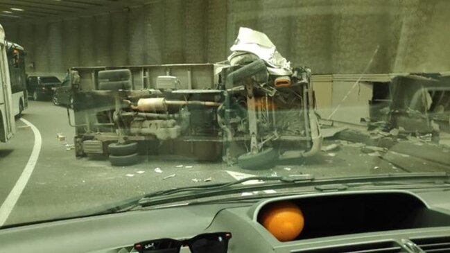 Bakıda yük maşını tuneldə belə aşdı - FOTO