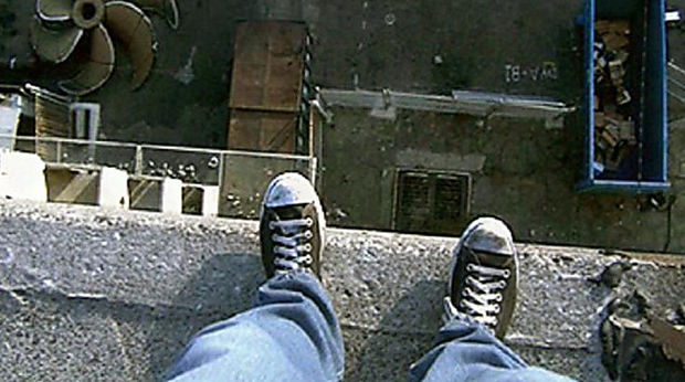 В Баку полицейский чуть не распрощался с жизнью, предотвращая суицид иранца