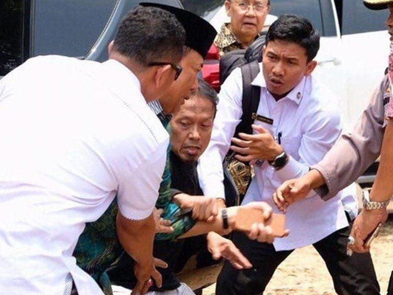 72 yaşlı nazir bıçaqlandı - 2 nəfər saxlanıldı