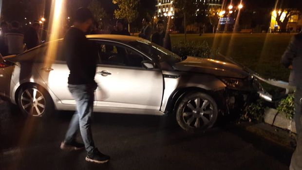 Водитель въехал в бордюр Зимнего парка на арендованном автомобиле – ФОТО/ВИДЕО