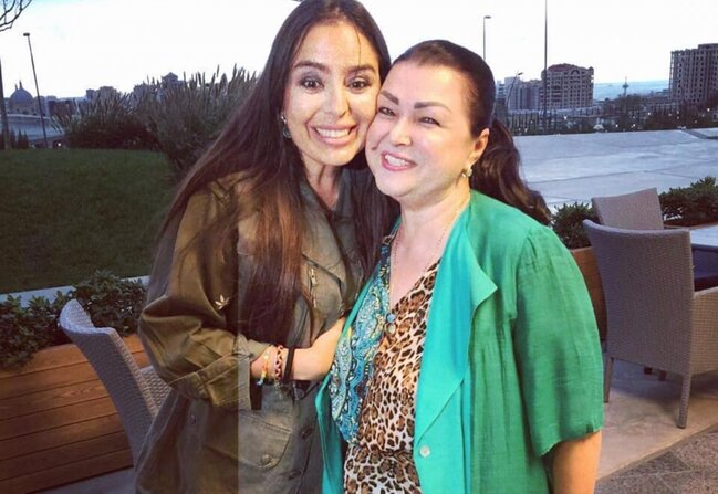 Leyla Əliyeva Firəngiz Mütəllimova ilə parkda - Foto