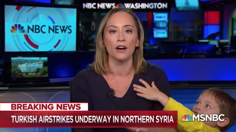 Canlı yayımı aparıcını qucaqlamaq istəyən balaca uşağı kəsdi - Video