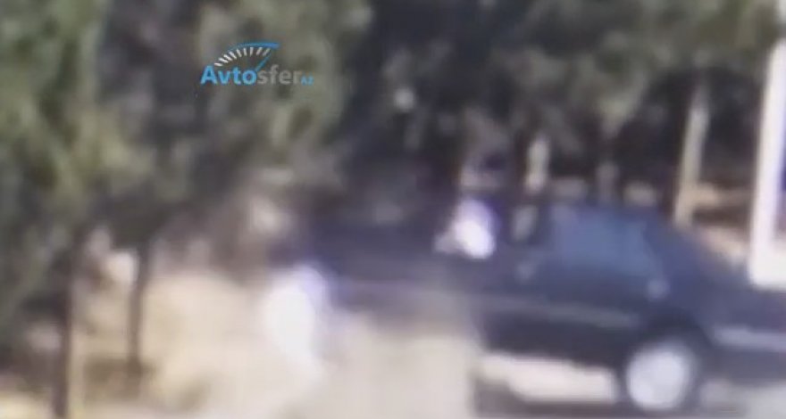 Жуткое ДТП в Баку: «Mercedes», потеряв управление, врезался в дерево и перевернулся - ВИДЕО