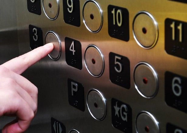 Bakıda dörd azyaşlı liftdə qaldı