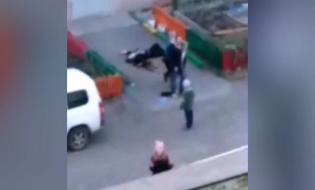 Kişi iki azyaşlı övladının gözü qarşısında — Arvadınının boğazını kəsdi - VİDEO