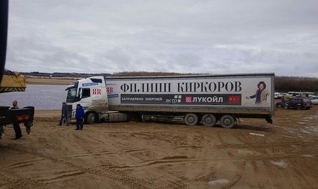 Фура с реквизитом Филиппа Киркорова застряла на Крайнем Севере - ВИДЕО