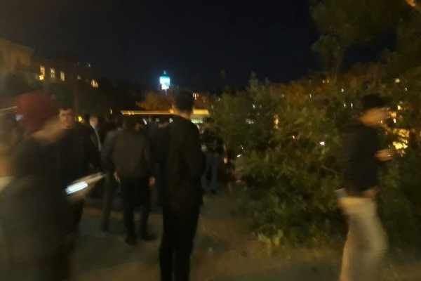 SON DƏQİQƏ: Bakıda ağac budaqları qırılaraq insanların üzərinə düşdü - yaralılar var