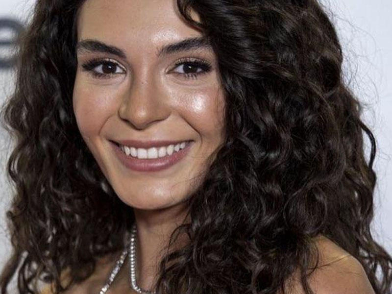 “Hercai”nin məşhur aktrisası dekolteli geyimi ilə OVSUNLADI - FOTO