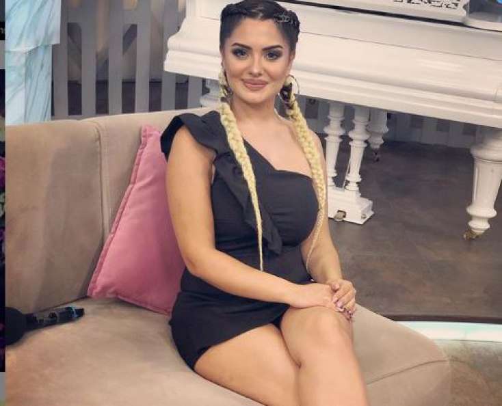 Minanın içki içərkən görüntüsü yayıldı: sərxoş olub, sinəsini açdı - FOTO