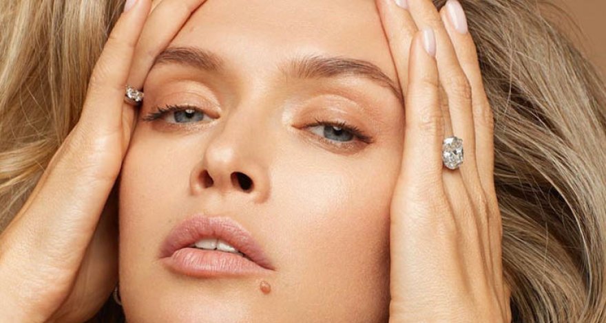 Голая Вера Брежнева снялась в постели – ФОТО