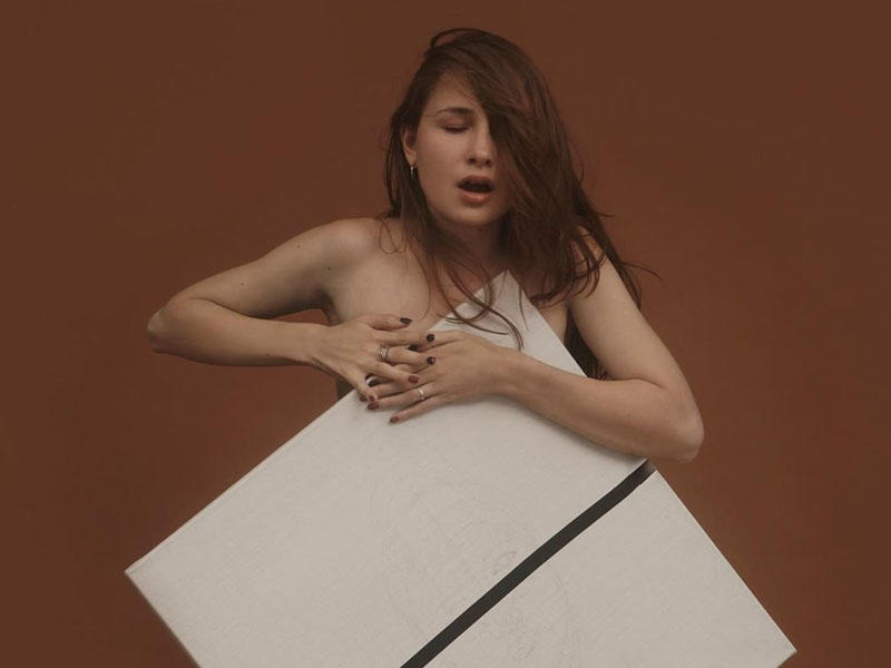 Sinəsi ilə boyadığı şəkillərlə məşhurlaşan rəssam - FOTO