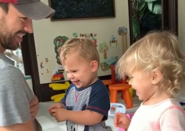 Enrike İqlesias sovet mahnısı sədaları altında uşaqları ilə oynadı – VİDEO