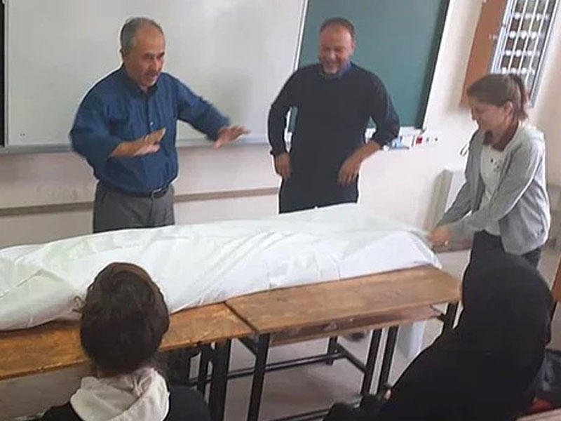 Müəllim şagirdini kəfənləyib, dərs başa saldı - FOTO