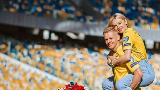 Игрок сборной Украины сделал предложение своей девушке на стадионе - ФОТО