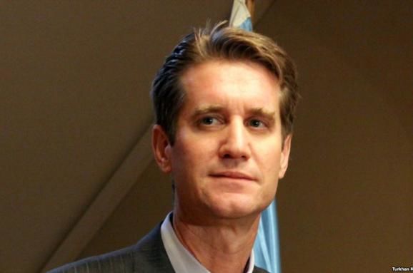 Мэтью Брайза: Над руководителями Армении довлеет 