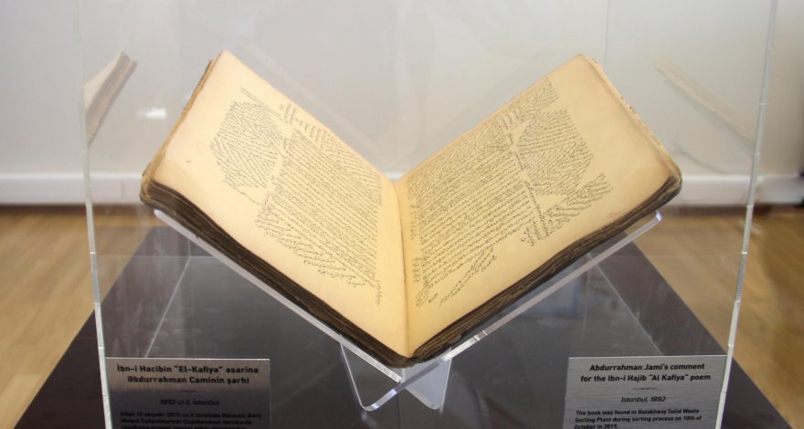 В Азербайджане во время сортировки мусора обнаружили редкую книгу XIX века