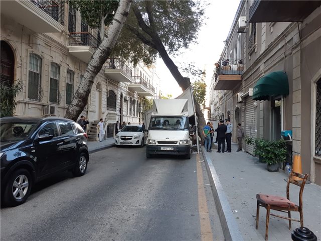 Bakıda yük maşını ağaca ilişdi - Fotolar