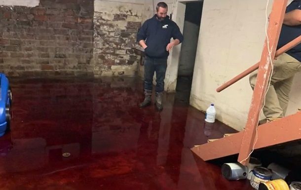 В США жилой дом затопило кровью - ВИДЕО