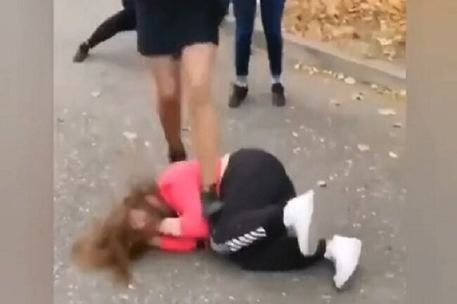 Məktəbli qız ev tapşırığını müəllimin yadına saldığı üçün döyüldü