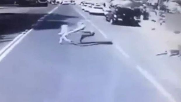 Ata övladını xilas etmək üçün özünü avtobusun altına atdı - VİDEO