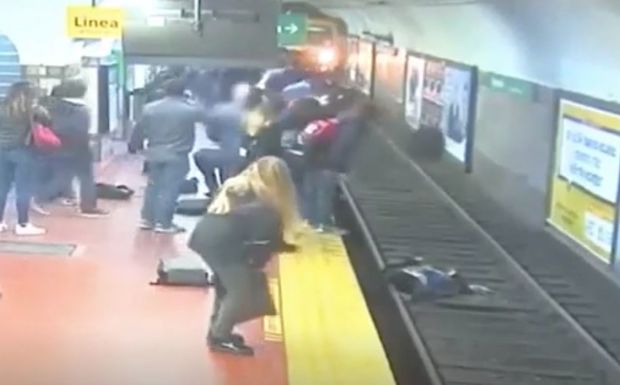 В Аргентине женщина упала на рельсы метро прямо перед поездом – ВИДЕО