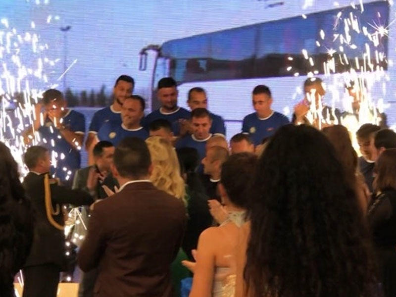 Roza Zərgərli udduğu maşını avtobusla dəyişib qazilərə bağışladı