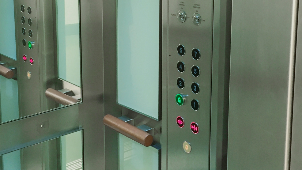 Azyaşlılar liftdə köməksiz vəziyyətdə qaldı