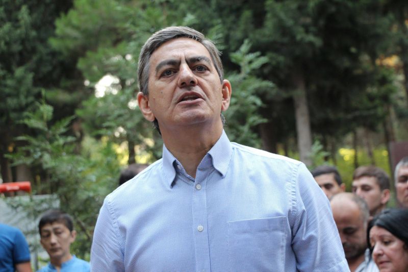 AXCP lideri Əli Kərimli evindən çıxandan dərhal sonra saxlanılıb
