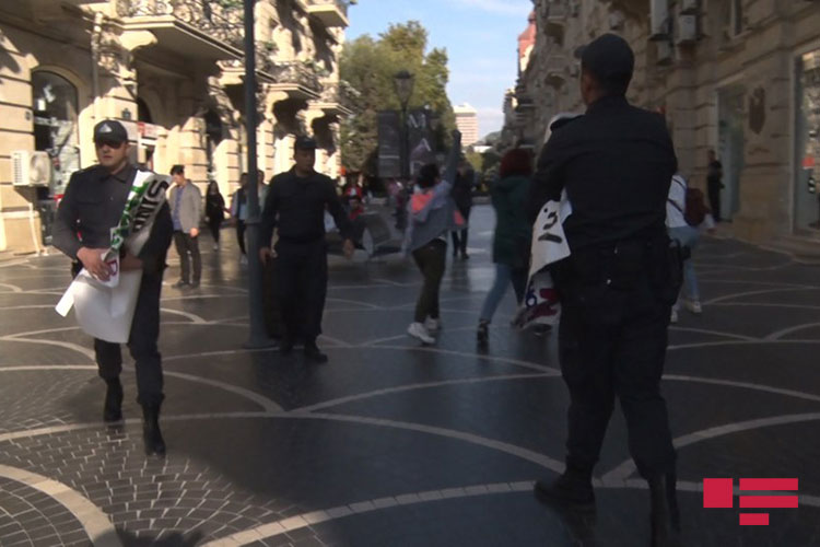 Bir qrup qadın Bakının mərkəzində aksiya keçirdi: Şiddətə susma - FOTO