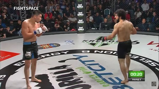 Боец MMA нокаутировал армянина ударом пяткой с разворота - ВИДЕО