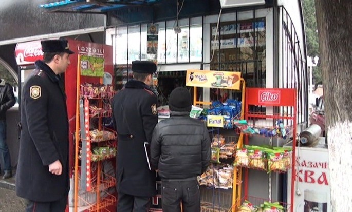 Yetkinlik yaşına çatmayanlara tütün məmulatı satan şəxs cərimələnib