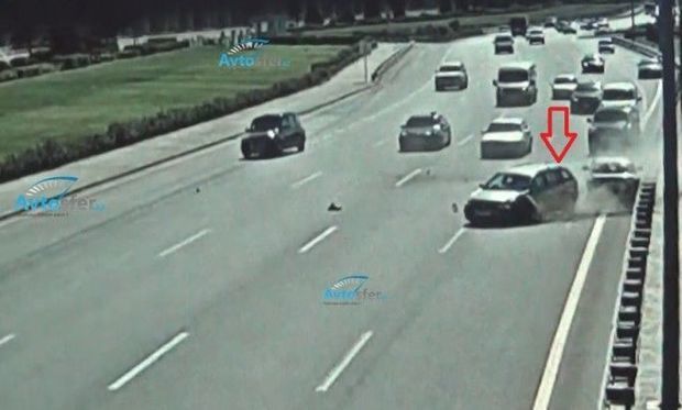 В Баку водитель отвлекся на телефон и совершил ДТП - ВИДЕО