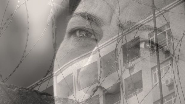 Oğlu ilə birlikdə ərini öldürən qadın: Elə bilirdim, ancaq kişiləri həbs edirlər - VİDEO