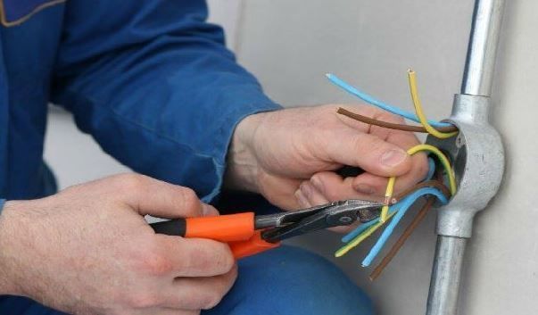 В Баку рабочего ударило током