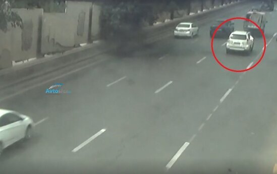 Bakıda avtomobil yolun ortasında qalan 