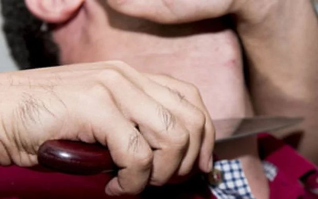 Bakıda kişi tanışının boğazını kəsdi