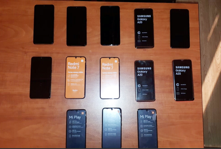 Mobil telefonları gizlədərək keçirmək istədi