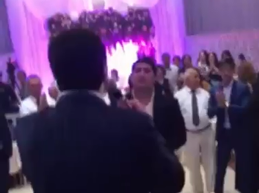 Azərbaycanlı müğənnidən oğlunun toyunda QƏRİBƏ ADDIM - Belə kişilər var - FOTO