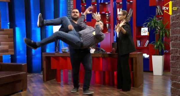 Анимационный телеведущий Дадашлинский высмеял некоторых разгоняющих митинг полицейских - ВИДЕО