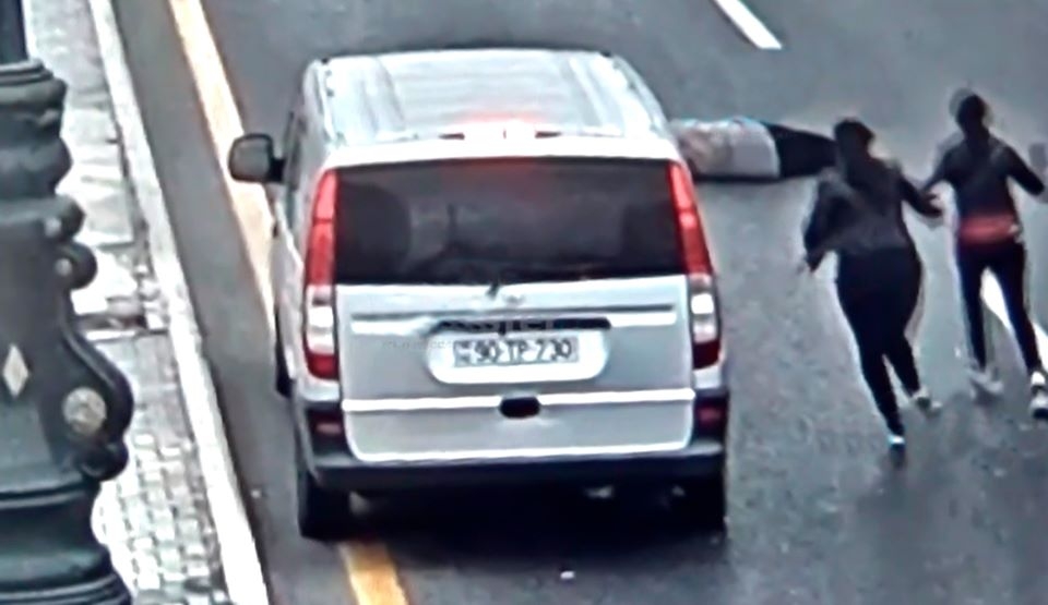 Bakıda yolu keçən 3 qızı maşın belə vurdu - VİDEO