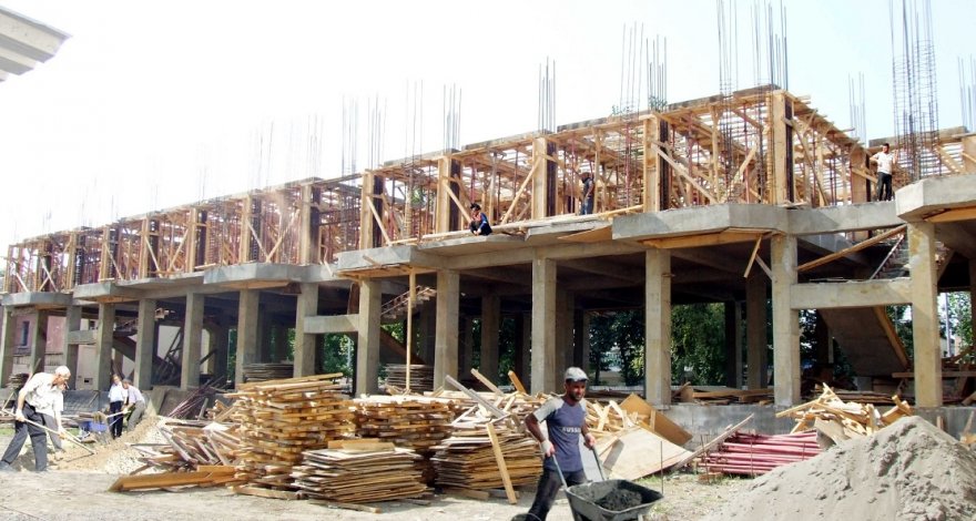 На территории школьного стадиона строится многоэтажное здание - ВИДЕО