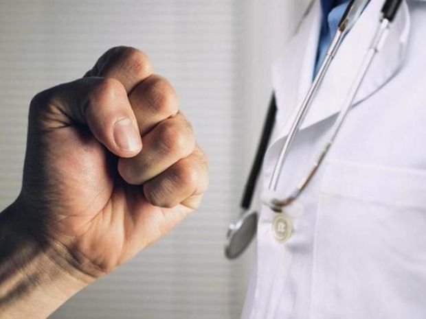 В Баку избили врача известной клиники