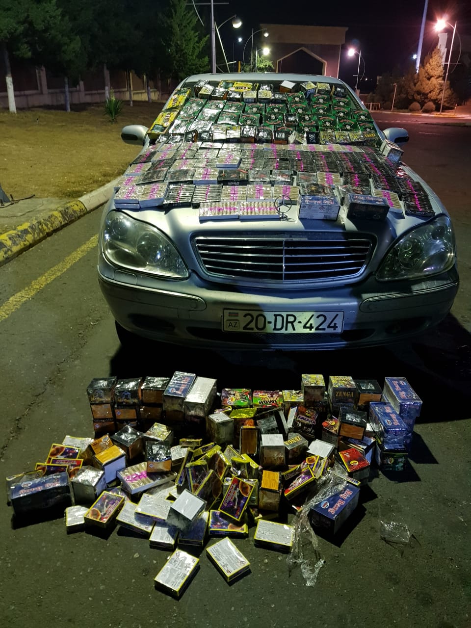 Avtomobildə xeyli miqdarda pirotexniki vasitələr keçirmək istədi