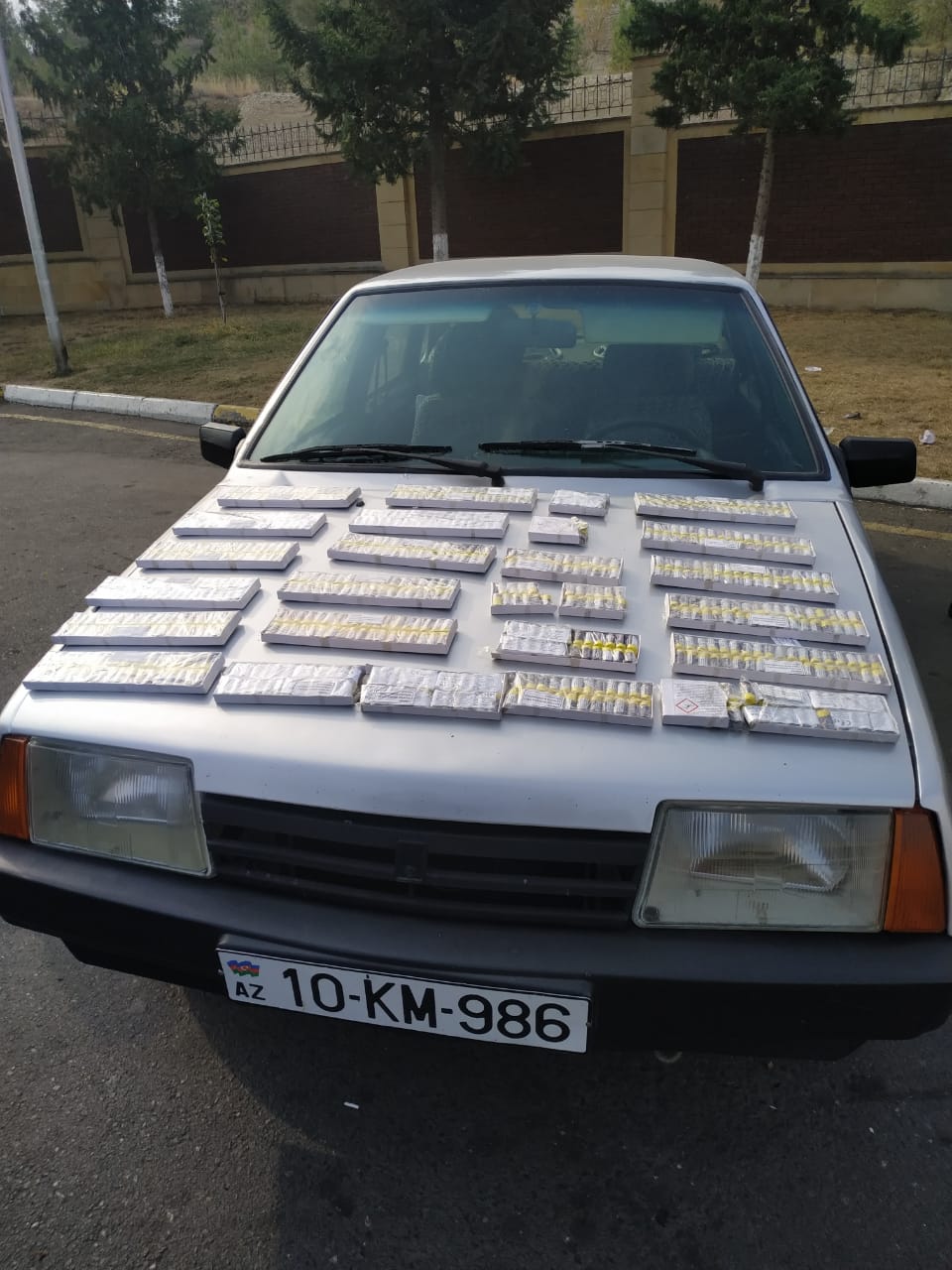 Pirotexniki vasitələr, mobil telefonlar və aksesuarları aşkarlanıb